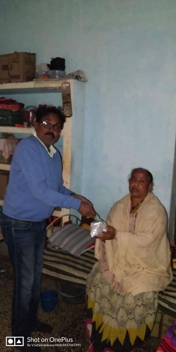 Distribution of food packets by ISRLeaders Club, Berhampur Chapter