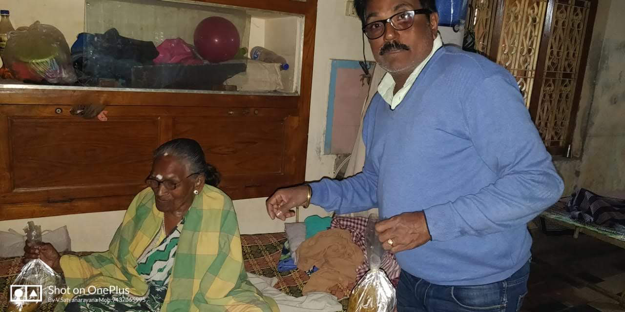 Distribution of food packets by ISRLeaders Club, Berhampur Chapter